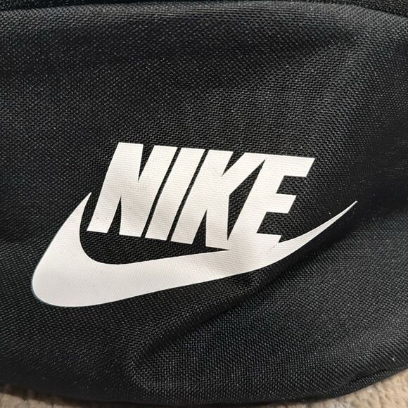 Nike Sportswear Heritage Hip Pack Logo Black
Streetwear,
New Fanny pack - Picture 2 of 9